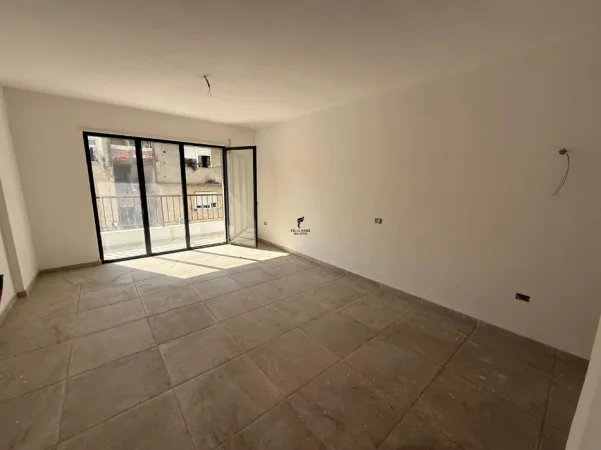 Tirane, jepet me qera apartament 3+1 Kati 1, 145 m² 900 € (RRUGA E DURRESIT)