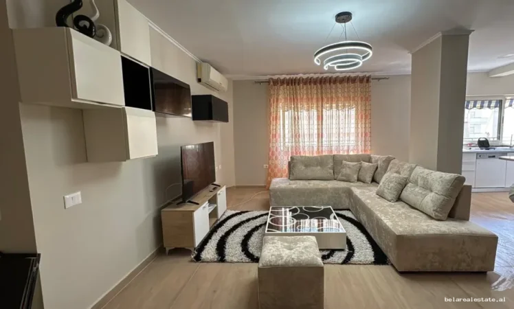 Tirane, jepet me qera apartament 2+1+Ballkon Kati 4, 110 m² 850 € (Komuna e Parisit)