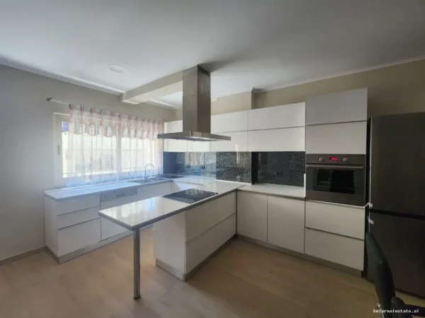 Tirane, jepet me qera apartament 2+1+Ballkon Kati 4, 110 m² 850 € (Komuna e Parisit)
