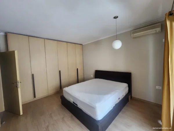 Tirane, jepet me qera apartament 2+1+Ballkon Kati 4, 110 m² 850 € (Komuna e Parisit)