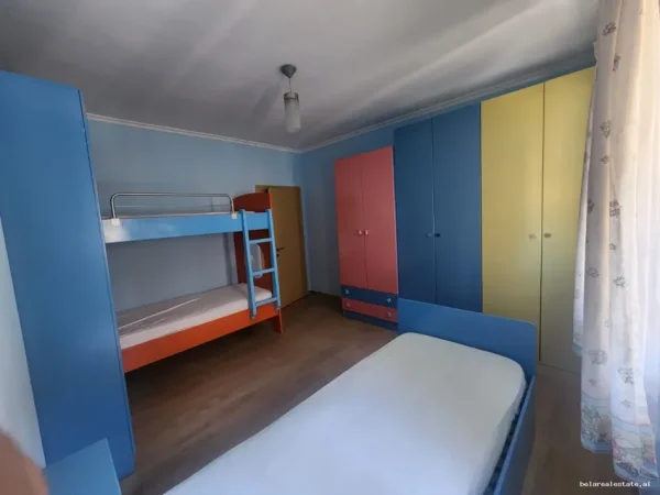 Tirane, jepet me qera apartament 2+1+Ballkon Kati 4, 110 m² 850 € (Komuna e Parisit)