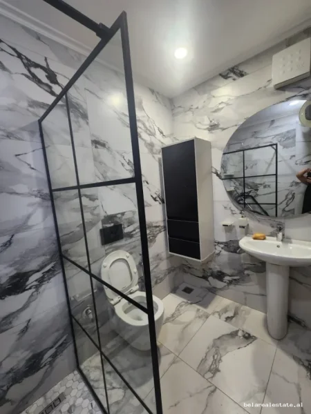 Tirane, jepet me qera apartament 2+1+Ballkon Kati 4, 110 m² 850 € (Komuna e Parisit)