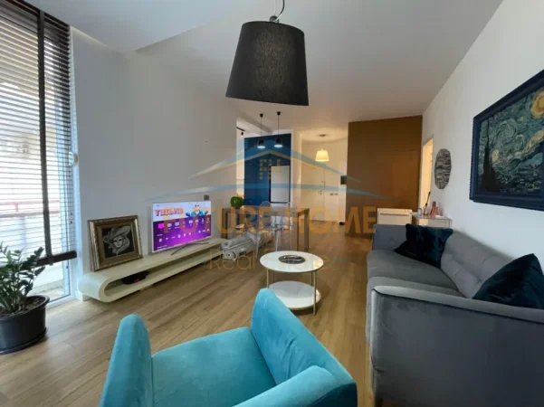 Tirane, jepet me qera apartament 2+1 Kati 2, 950 € (liqeni thate)