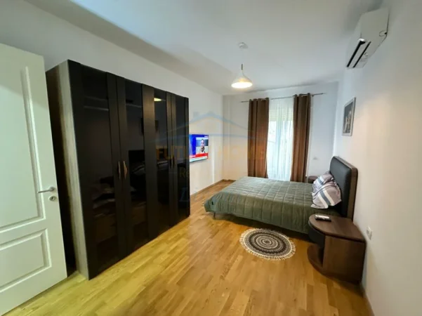 Tirane, jepet me qera apartament 2+1 Kati 1, 1.200 € (teg)