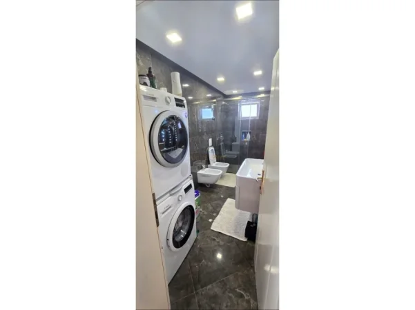 Tirane, jepet me qera Vile 1 Katshe 2+1+2+2 Poste PArkimi , Kati 1, 130 m² 600 € (Allias)