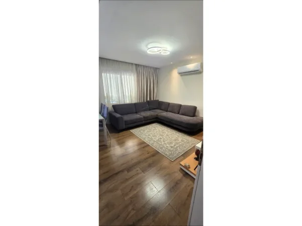 Tirane, jepet me qera Vile 1 Katshe 2+1+2+2 Poste PArkimi , Kati 1, 130 m² 600 € (Allias)