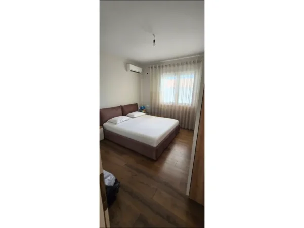 Tirane, jepet me qera Vile 1 Katshe 2+1+2+2 Poste PArkimi , Kati 1, 130 m² 600 € (Allias)