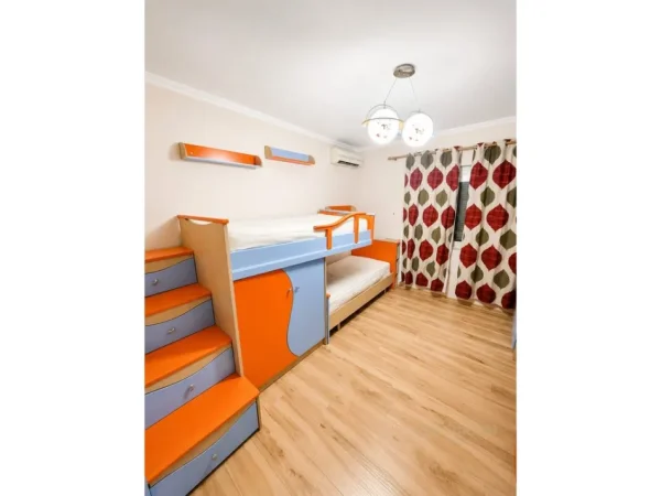 Tirane, jepet me qera apartament 3+1 Kati 8, 110 m² 900 € (Komuna Parisit SPEED146375)