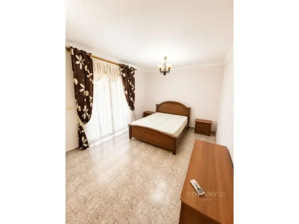 Tirane, jepet me qera apartament 3+1 Kati 8, 110 m² 900 € (Komuna Parisit SPEED146375)