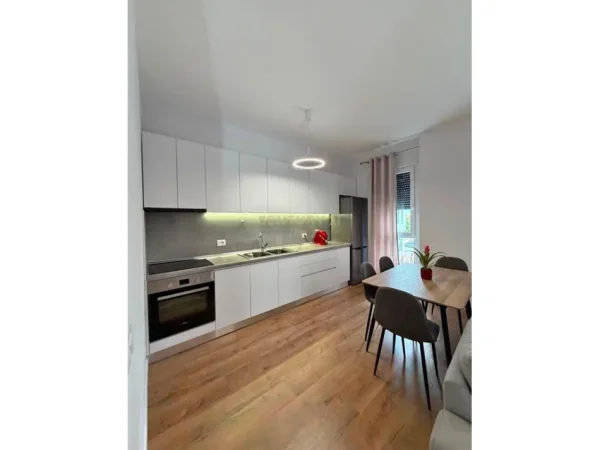Tirane, jepet me qera apartament 2+1 Kati 1, 80 m² 600 € (5 Maji Nea146019)