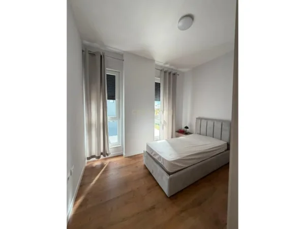 Tirane, jepet me qera apartament 2+1 Kati 1, 80 m² 600 € (5 Maji Nea146019)