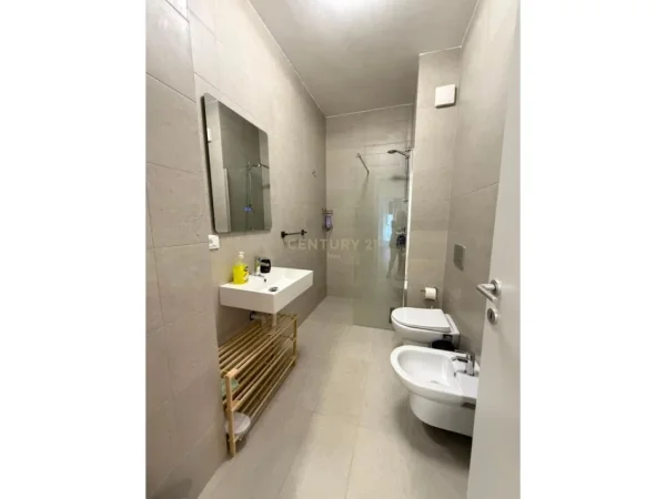 Tirane, jepet me qera apartament 2+1 Kati 1, 80 m² 600 € (5 Maji Nea146019)