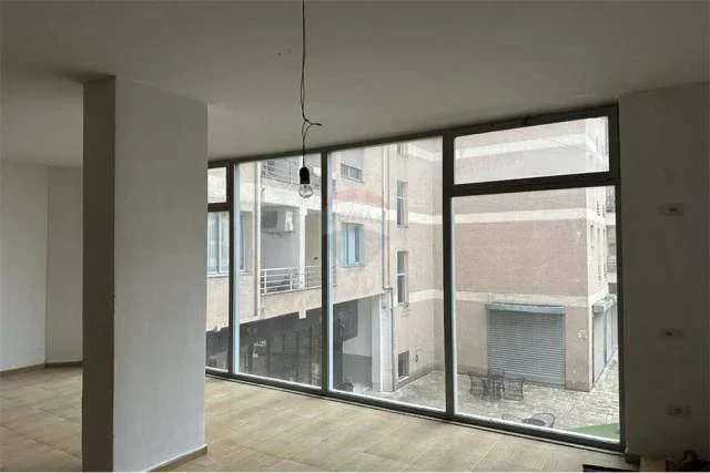 Tirane, jepet me qera ambjent biznesi Kati 1, 148 m² 1.000 Euro (Astir)