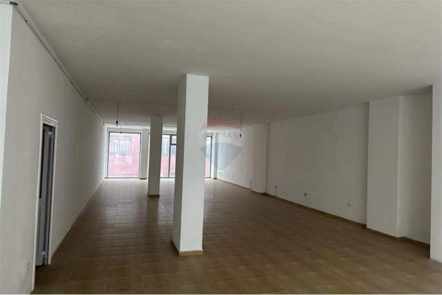 Tirane, jepet me qera ambjent biznesi Kati 1, 148 m² 1.000 Euro (Astir)