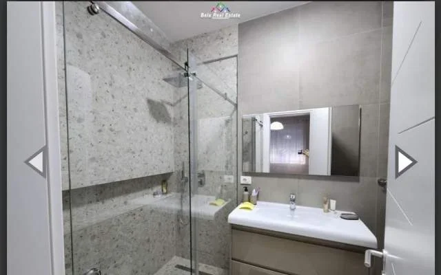 Tirane, jepet me qera apartament 2+1 Kati 2, 220 m²800 Euro (liqeni i thate)