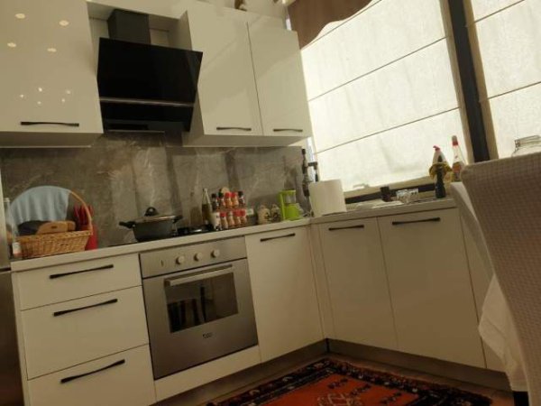 Tirane, jepet me qera apartament duplex 3+1 Kati 2, 100 m² 450 Euro (Rruga Luan Zelka)