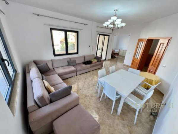 Tirane, jepet me qera Vile 3 Katshe Kati 3, 938 m² 3.000 Euro (Vilat Gjermane)