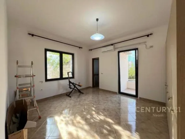 Tirane, jepet me qera Vile 3 Katshe Kati 3, 938 m² 3.000 Euro (Vilat Gjermane)