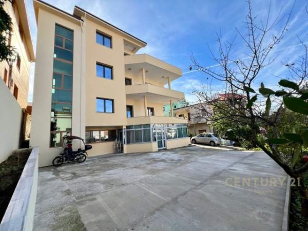 Tirane, jepet me qera Vile 3 Katshe Kati 3, 938 m² 3.000 Euro (Vilat Gjermane)