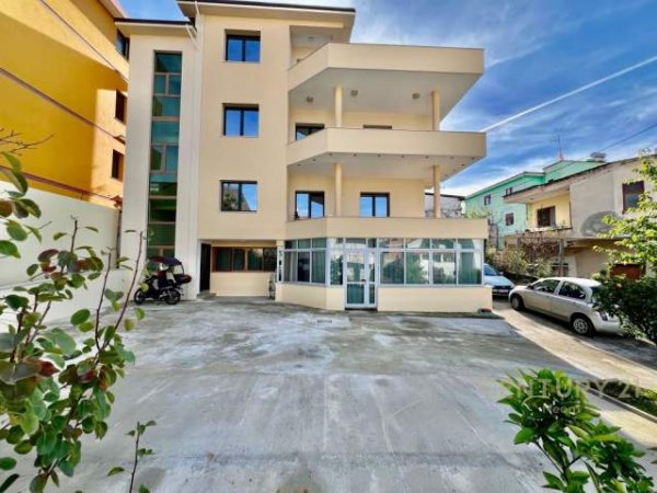 Tirane, jepet me qera Vile 3 Katshe Kati 3, 938 m² 3.000 Euro (Vilat Gjermane)