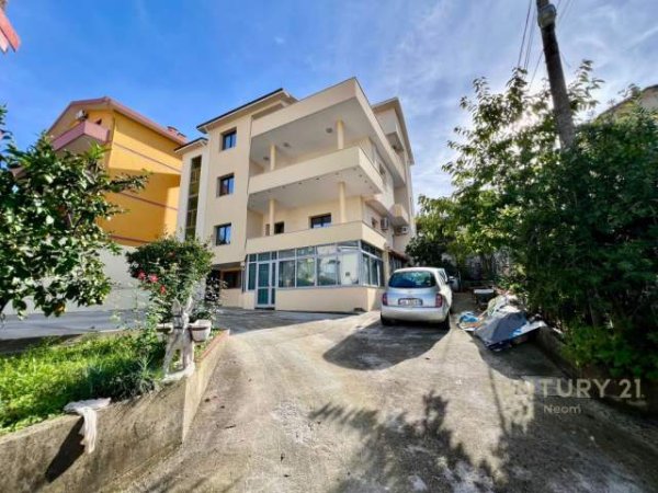 Tirane, jepet me qera Vile 3 Katshe Kati 3, 938 m² 3.000 Euro (Vilat Gjermane)