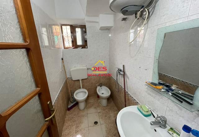 ofert,,SHITET APARTAMENT 1+1 PRANË SHKOLLËS 24 MAJ,VLORË PALLAT EKZISTUS Çmimi: 45.000 €/Total