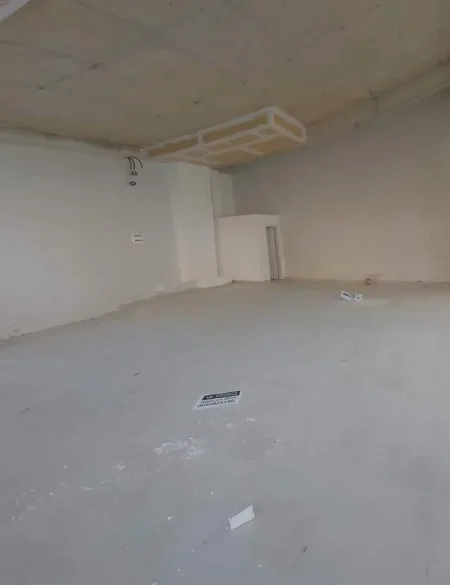 Tirane, shitet dyqan Kati 0, 129 m² 215.000 Euro (Kongresi Manastirit)