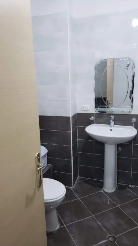 Tirane, jepet me qera apartament Kati 7, 88 m² 45.000 Leke (Pallatet Fratari)