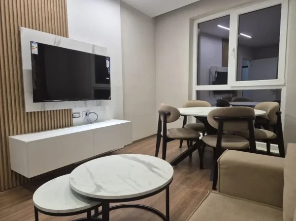 Tirane, jepet me qera apartament 1+1 Kati 7, 60 m² 550 € (Shkolla e Bashkuar prane Qsut)
