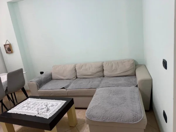 Tirane, jepet me qera apartament 2+1+Ballkon , 70 m² 500 € (Materniteti i Ri)