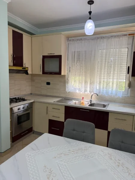 Tirane, jepet me qera apartament 2+1+Ballkon , 70 m² 500 € (Materniteti i Ri)