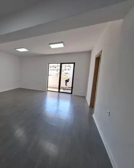 Tirane, jepet me qera zyre Kati 1, 94 m² 500 € (5 MAJI)