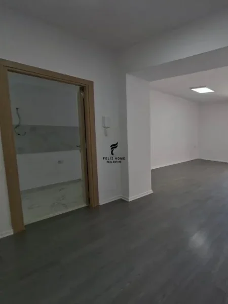 Tirane, jepet me qera zyre Kati 1, 94 m² 500 € (5 MAJI)
