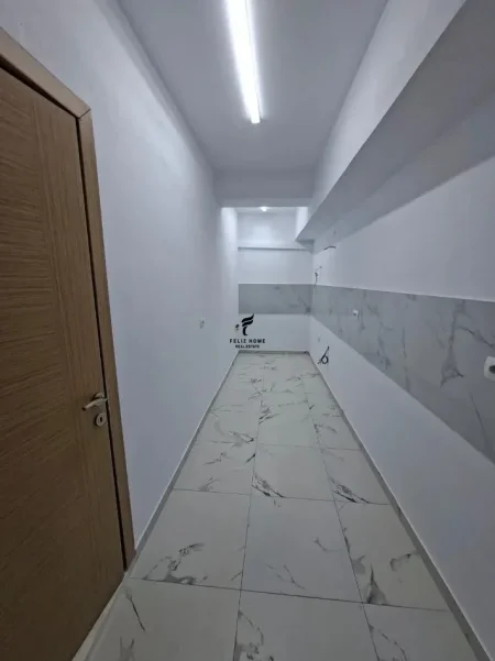 Tirane, jepet me qera zyre Kati 1, 94 m² 500 € (5 MAJI)