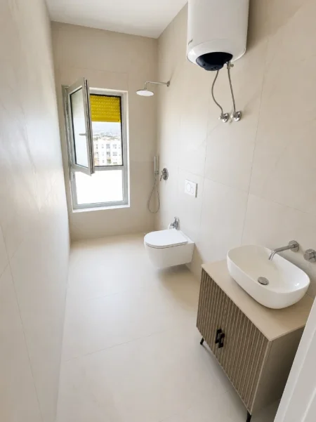 Tirane, shitet apartament 1+1+Ballkon , 48 m² 79.000 € (Kompleksi Kadiu)