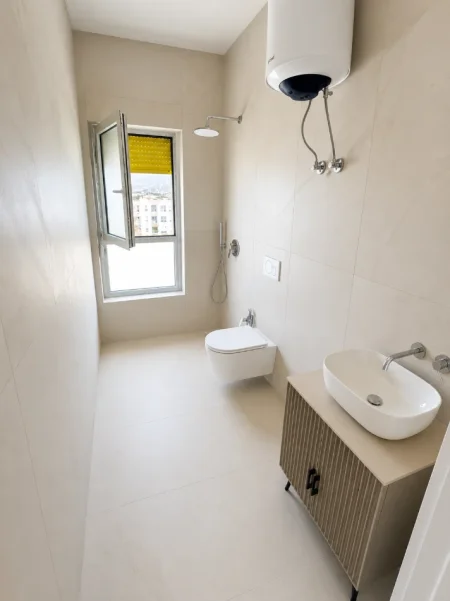 Tirane, shitet apartament 1+1+Ballkon Kati 8, 48 m² 79.000 € (Ali Demi)