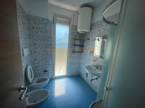 Tirane, jepet me qera apartament 2+1+Ballkon Kati 3, 93 m² 400 € (Liqeni Thate)