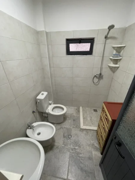 Tirane, jepet me qera apartament 1+1+Ballkon Kati 0, 50 m² 400 € (Ali Dem, kompleksi Mangalem)