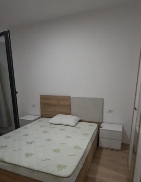Tirane, jepet me qera apartament 1+1 Kati 4, 50 m² 482 € (Rruga 5 Maji)