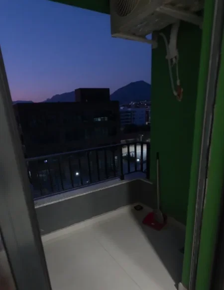 Tirane, jepet me qera apartament 1+1 Kati 4, 50 m² 482 € (Rruga 5 Maji)