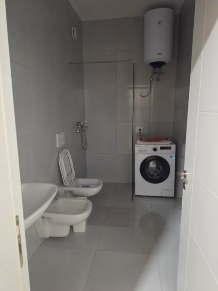Tirane, jepet me qera apartament 1+1 Kati 4, 50 m² 482 € (Rruga 5 Maji)