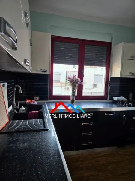 Tirane, jepet me qera apartament 2+1+Ballkon Kati 6, 100 m² 568 € (RRUGA LLAZI MIHO,MISTO MAME)