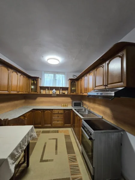 Tirane, jepet me qera shtepi 3+1 Kati 1, 120 m² 500 € (Rruga Xhanfize Keko ne Porcelan)