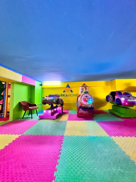 Tirane, jepet me qera lokal Kati 2, 200 m² (KOMBINAT)