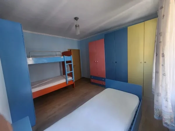 Tirane, jepet me qera apartament 2+1 Kati 4, 110 m² 800 € (Komuna e Parisit)