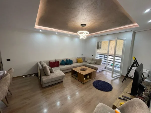 Tirane, jepet me qera apartament 2+1 Kati 3, 100 m² 900 € (Komuna Parisit)