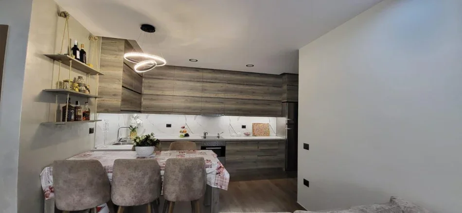 Tirane, jepet me qera apartament 2+1 Kati 3, 100 m² 900 € (Komuna Parisit)