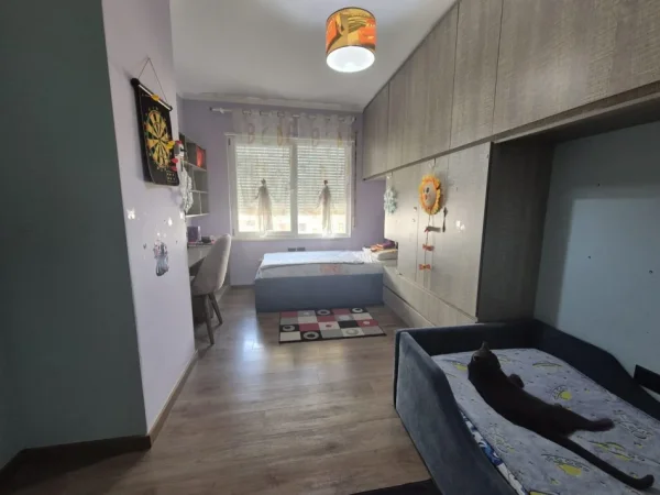 Tirane, jepet me qera apartament 2+1 Kati 3, 100 m² 900 € (Komuna Parisit)