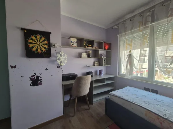 Tirane, jepet me qera apartament 2+1 Kati 3, 100 m² 900 € (Komuna Parisit)