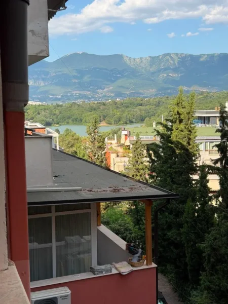 Tirane, jepet me qera apartament 1+1 Kati 2, 70 m² 600 € (Liqeni i Thatë)